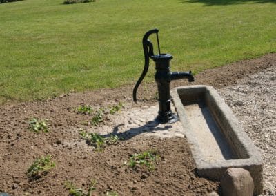 Opsat vandpost med granittrug
